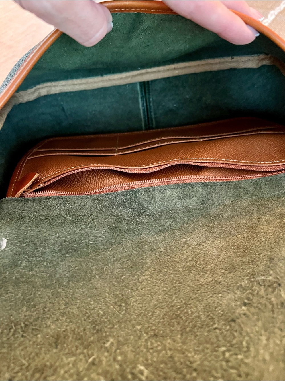 🦆Vintage Dooney & Bourke Forest Green Pebbled Leather with British Tan Trim - Picture 6 of 8